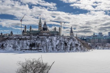 Kanada 'nın Ottawa şehir merkezindeki Majors Hill Parkı' nda yürümek Kanada parlamentosunun tarihi binalarını ve kışın soğuk ama güneşli bir günde çevresini görmek..