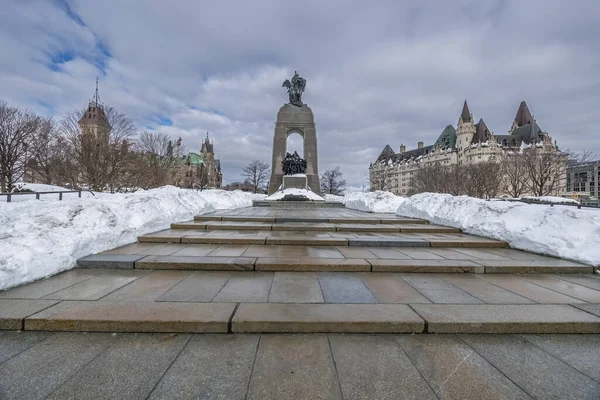Visiting the national war memorial of Canada in downtown Ottawa at a cold but sunny day in winter.