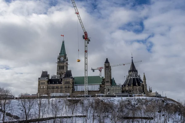 Kanada 'nın Ottawa şehir merkezindeki Majors Hill Parkı' nda yürümek Kanada parlamentosunun tarihi binalarını ve kışın soğuk ama güneşli bir günde çevresini görmek..
