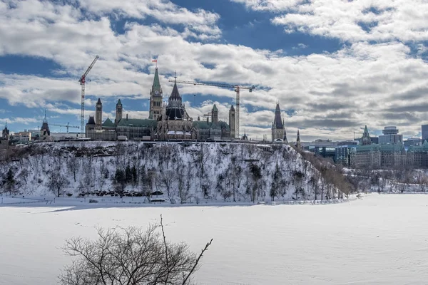Kanada 'nın Ottawa şehir merkezindeki Majors Hill Parkı' nda yürümek Kanada parlamentosunun tarihi binalarını ve kışın soğuk ama güneşli bir günde çevresini görmek..