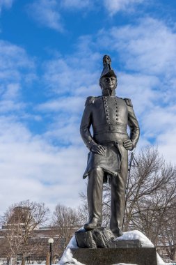 Ottawa, Kanada - 28 Şubat 2023: Ottawa şehir merkezinde Majors Hill Park 'ı keşfeden bir Alman fotoğrafçı, sözde Albay John By heykelinin fotoğraflarını çekiyor..