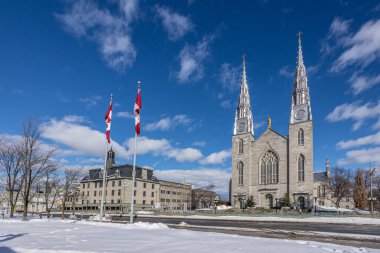 Ottawa, Kanada - 28 Şubat 2023: Ottawa şehir merkezindeki Majors Hill Parkı 'nı keşfeden bir Alman fotoğrafçı