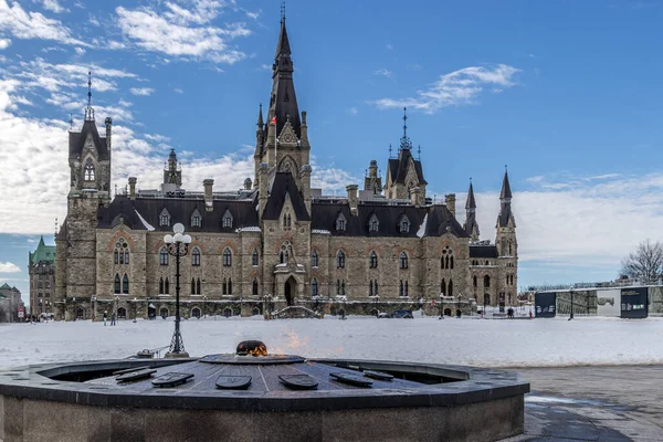 Ottawa, Kanada - 28 Şubat 2023: Ottawa şehir merkezindeki Majors Hill Park 'ı keşfeden bir Alman fotoğrafçı.