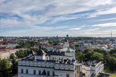 Litvanya 'da Vilnius' un güneşli bir yaz gününde etrafı ormanlarla çevrili güzel bir manzara..