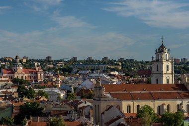 Litvanya 'da Vilnius' un güneşli bir yaz gününde etrafı ormanlarla çevrili güzel bir manzara..