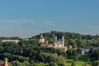 Litvanya 'da Vilnius' un güneşli bir yaz gününde etrafı ormanlarla çevrili güzel bir manzara..