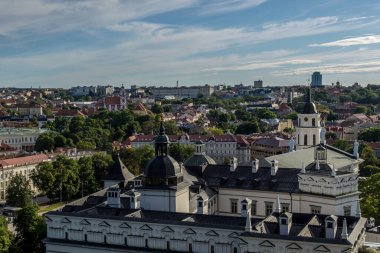Litvanya 'da Vilnius' un güneşli bir yaz gününde etrafı ormanlarla çevrili güzel bir manzara..