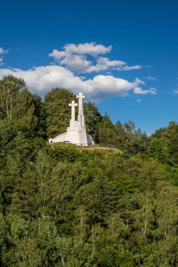 Vilnius Litvanya 'daki bir ormanın tepesinde dini haçlar..