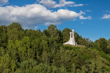 Vilnius Litvanya 'daki bir ormanın tepesinde dini haçlar..