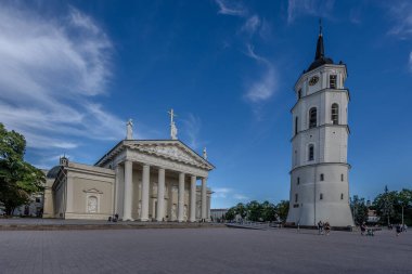 Vilnius, Litvanya - 17 Temmuz 2024: Alman bir fotoğrafçı Vilnius 'u ziyaret etti, şehrin resimlerini çekti, burada başkentin ücretsiz kulesi ile katedral.