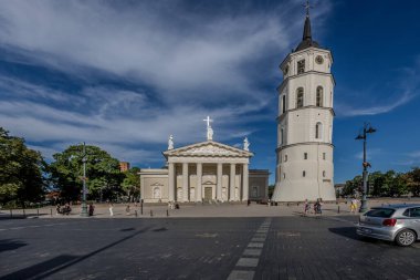 Vilnius, Litvanya - 17 Temmuz 2024: Alman bir fotoğrafçı Vilnius 'u ziyaret etti, şehrin resimlerini çekti, burada başkentin ücretsiz kulesi ile katedral.