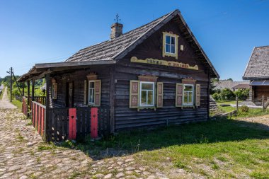 Kaltanenai, Litvanya - 20 Temmuz 2024: Bir Alman fotoğrafçı Kaltanenai 'yi ziyaret etti, köyün resimlerini çekti, burada bazı tarihi binalar.