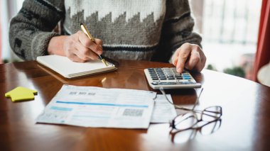 Faturalarını hesaplayan kadın.