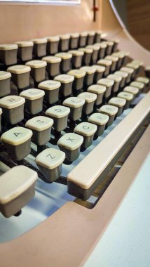 Mekanizması ve tuşları açık olan daktilo klavyesi