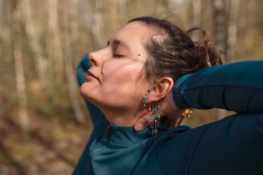 Parkta yoga egzersizi yapan kadın sağlıklı bir yaşam tarzı ve spor anlayışı.