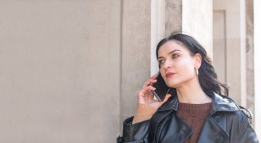 Güzel bir kadın cep telefonu kullanıyor, telefon ediyor, konuşuyor. Boşluğu kopyala