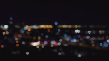 Görüntü videosu, bulanık hareket şehir gece ışığı trafiğinin renkli bokeh 'i, şehir manzarasının soyut koyu arkaplan, element şablonu, kaplama efekti