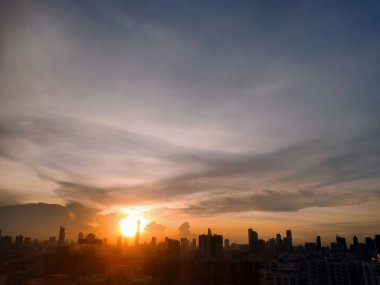 Akşamları dramatik bir şekilde gün batımı bulutların ve gökyüzünün rengiyle şehir manzarasının siluetiyle gökyüzü, ufuk çizgisi, bulutlar, doğa arkaplanı.