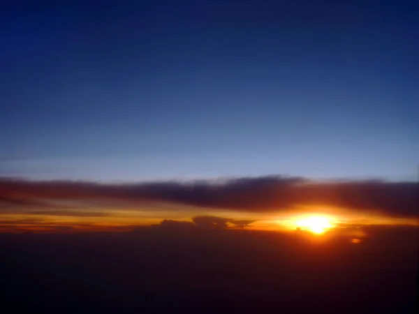 Luftaufnahme Von Dramatischem Blauem Himmel Und Dunklen Wolken Der Abenddämmerung — Stockfoto