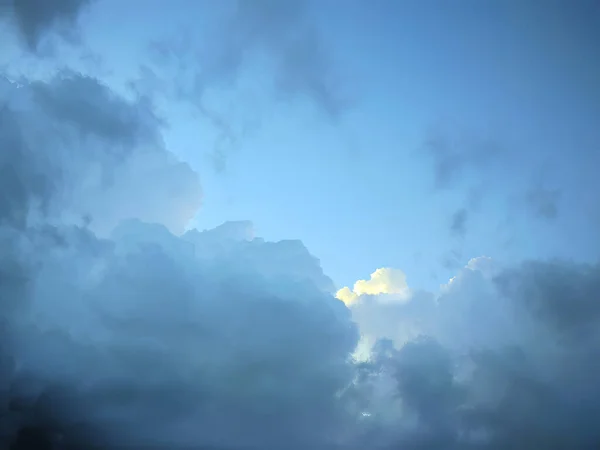 Vista Baixo Ângulo Lindo Céu Azul Crepúsculo Cor Cinza Nuvens — Fotografia de Stock