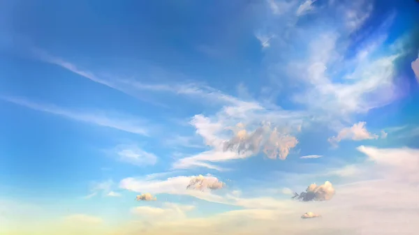 Vista Ângulo Baixo Céu Azul Brilhante Bonito Nuvens Fofas Brancas — Fotografia de Stock