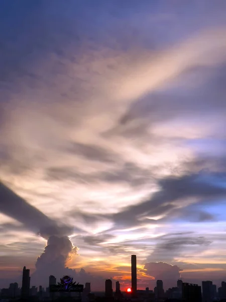 Wizerunek Pionowy Zachód Słońca Wieczorem Dramatycznym Kształtem Kolorem Chmur Nieba — Zdjęcie stockowe