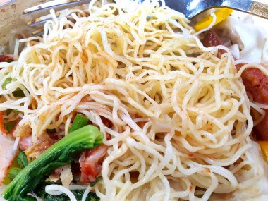 Lezzetli Tayland usulü yumurta wonton ve erişteyi kırmızı ızgara domuz eti ve sebzeyle kaplayın. Tayland sokak yemeği, yerel yemek, lezzetli, yemek fotoğrafı.