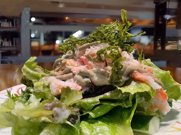 Japanse Salade Crabstick Vlees Met Verschillende Soorten Groene Bladeren Topping — Stockfoto