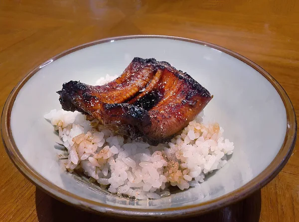 ホワイトライスボウル 和食レストラン アンナゴ アナゴ ハイアングルビューフード写真の米にテリヤキソースを添えた小さなグリルウナギ — ストック写真