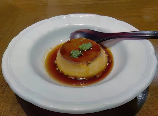 传统原汁原味的香草焦糖布丁配上烧焦的焦糖酱 在白盘上食用 日本料理 甜食菜单 — 图库照片