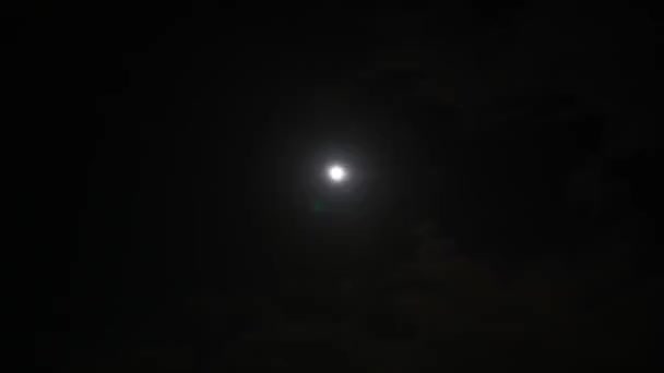 在黑暗的夜空中满月的时间 光晕的月亮 明亮的月光穿过云彩 美丽的月亮之夜 — 图库视频影像
