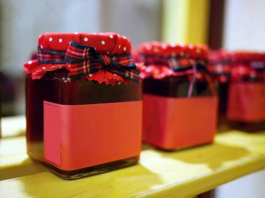 Çeşitli meyve kavanozundan yapılan organik ev yapımı kırmızı reçel paketleri, boş etiketler, tatlı tatlı, yemek, vegan, ürün, iş konsepti, çiftçi pazarında satılıyor.