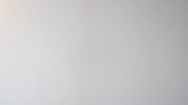 Bir kadın elinin hareket ettiğini, arka planda işaret ya da sembol oluşturduğunu, pozitiflik, onay, başarı, memnuniyet, dayanışma anlamına geldiğini düşünün.