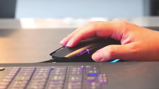 Filmagem Close Mão Feminina Segurando Mouse Iluminado Jogos Jogando Jogo — Vídeo de Stock