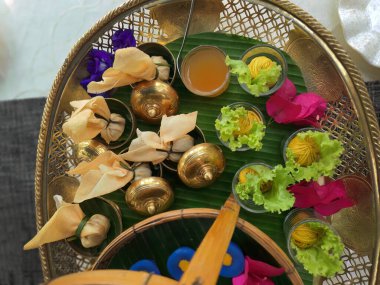 Çeşitli renkte Tayland yemeği ve muz yaprağı dokuma desenli pirinç çay standında, kızarmış, küçük pirinç bardakta çıtır çıtır, High Tea ya da ikindi çayı konsepti, Tayland tarzı gelenek