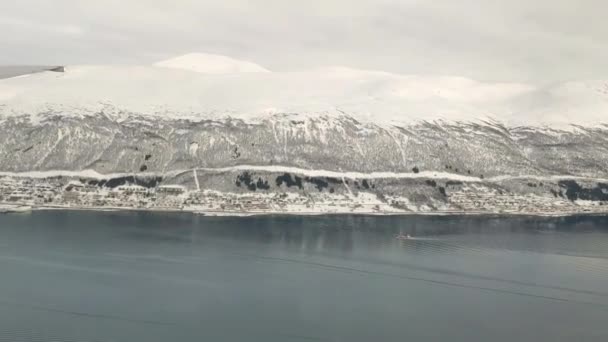 Flygfoto Över Tromso City Täcker Med Vit Snö Vintern Flygplan — Stockvideo