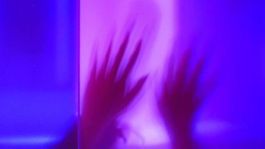 Odaklanamayan siluet kol, el-hayalet hareketi, uzaylı, hayalet, Cadılar Bayramı konsepti, çok renkli arka planda perili ve dehşet