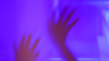 Odaklanamayan siluet kol, el-hayalet hareketi, uzaylı, hayalet, Cadılar Bayramı konsepti, çok renkli arka planda perili ve dehşet