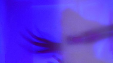 Odaklanamayan siluet kol, el-hayalet hareketi, uzaylı, hayalet, Cadılar Bayramı konsepti, çok renkli arka planda perili ve dehşet