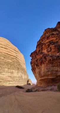 Çöl manzarası ve Wadi Rum 'un Kaya oluşumu, filmlerdeki Mars gibi kırmızı ve turuncu kum tepecikleri, Ay Vadisi, UNESCO Dünya Mirası alanı, Açık Hava Ulusal Parkı, off-road serüvenleri