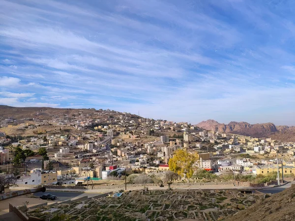 俯瞰约旦Wadi Musa山谷的城市景观 与蓝天 历史和考古城市地区 Petra教科文组织世界遗产所在地相对照 — 图库照片