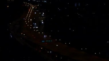 Görüntü stoku videosu, gece yolunun tam üstünde, şehir gece lambası trafiği, şehir manzarası arka planı, kuş bakışı manzara, üst manzara