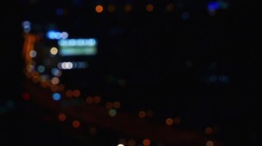 Görüntü videosu, bulanık hareket şehir gece aydınlığı trafiğinin renkli bokeh 'i, kıvrımlı yol, şehir manzarasının soyut koyu arkaplan, örtülü etki