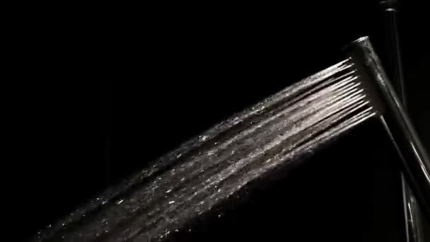 Air Mengalir Dari Keran Kepala Mandi Latar Belakang Gelap Kembali — Stok Video