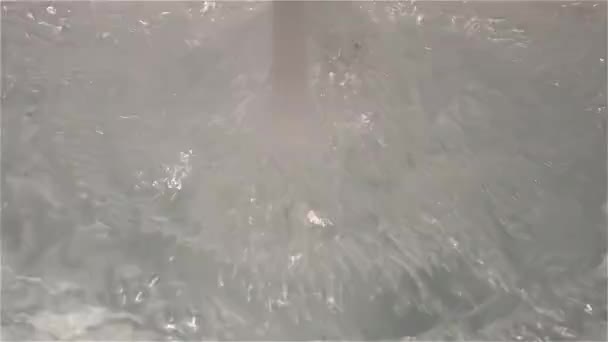 把水倒入浴缸 给浴缸注满水 倒水时出现气泡 洁净水的概念 — 图库视频影像