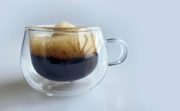 Κοντινό Πλάνο Μαύρο Καφέ Φυσικό Αφρό Διπλό Τοίχωμα Διαφανές Γυαλί — Φωτογραφία Αρχείου
