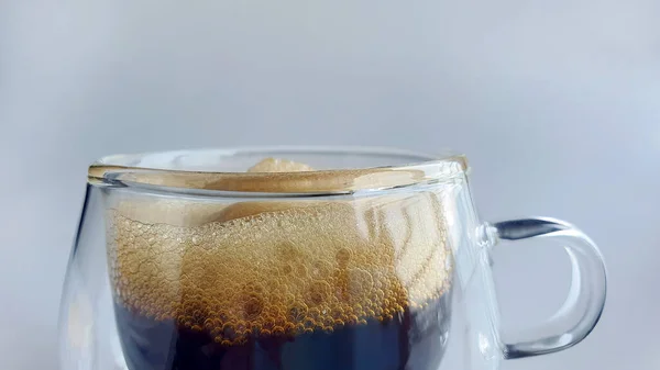 明白な背景 朝のブースト エスプレッソ アメリカーノ ダークロースト ロバスタ アラビカの自然な泡と黒いコーヒーを閉じる — ストック写真