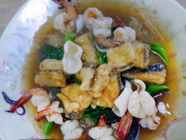 Çin usulü kızarmış erişte, deniz ürünleri, karides, balık, kalamar ve lahana soslu, Tayland yemeği adı Rad Na, anne tarafından pişirilmiş.