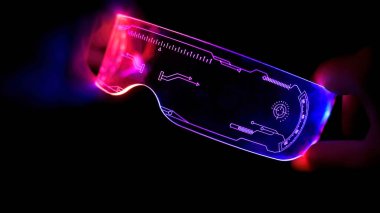 Gözlüklerin doğru görünümü renkli neon ışık, fütüristik dijital yenilik konsepti, karanlık arka planda parlama, siber cihaz, oyun başlığı, nesne, LED