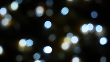 Odaklanmamış bulanık yanıp sönen ışıklar Noel ve yeni yıl dekorasyon ışıkları, soyut, karanlık arka plan, parti için örtüşme, sığ DOF, şenlik havası